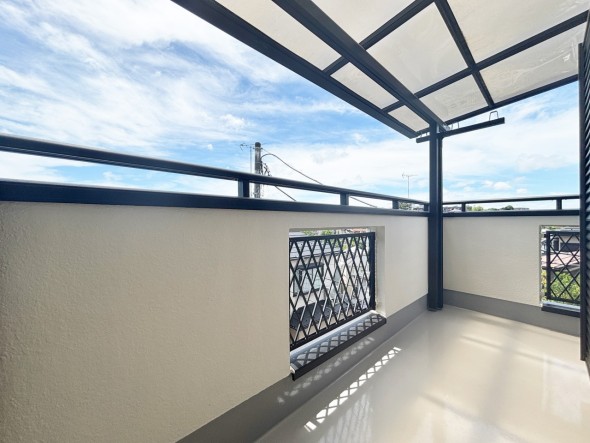 日差しの差し込むバルコニー