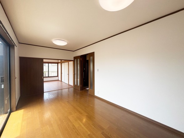 キッチンからはリビング全体が見渡せる設計。 小さなお子様が遊ぶ様子を見守りながらお料理ができますね。