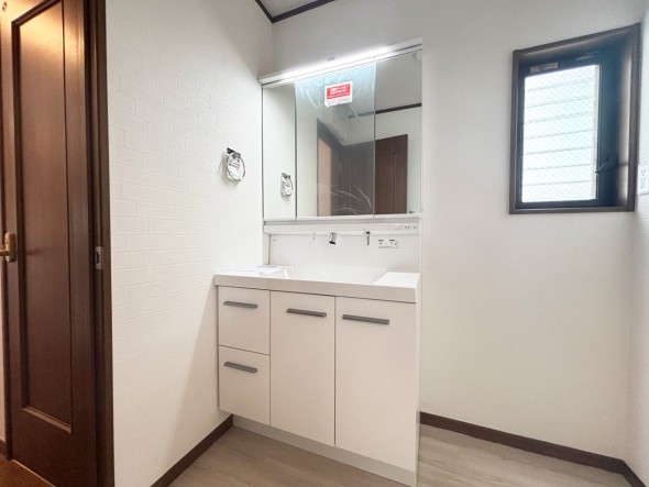 十分な大きさの洗面台は、身だしなみチェックや歯磨きなど、朝の慌ただしい時間でも余裕とゆとりを感じて頂けます。
