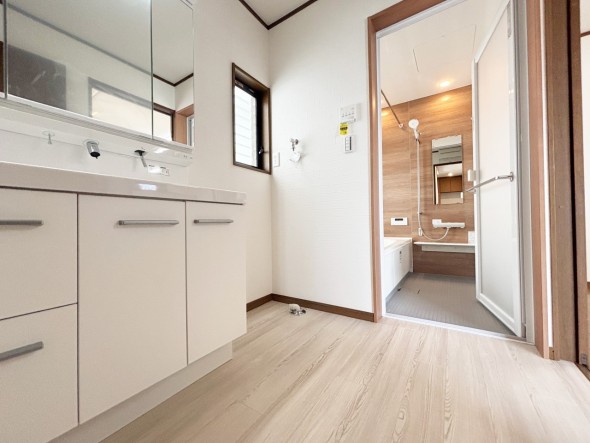 脱衣スペースを含む空間はゆとりの広さ。