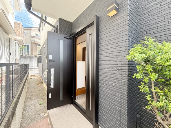 お客様をお迎えする玄関は落ち着いた雰囲気。