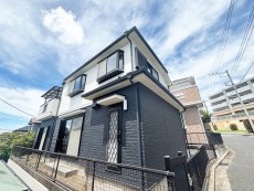 爽やかな青空の下に贅沢なほどに降り注ぐ陽光、豊かな居住性と、クオリティが見事に調和した住空間は、住まうことの喜びを感じさせてくれ