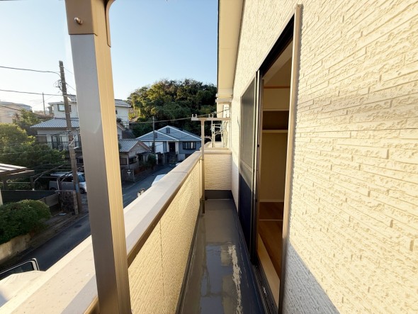 日差しの差し込むバルコニー