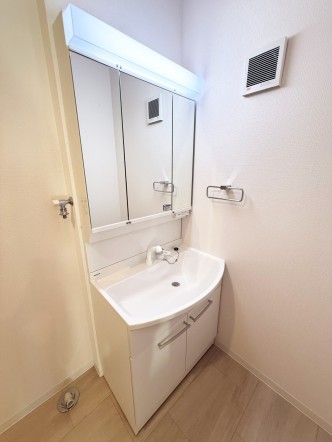 十分な大きさの洗面台は、身だしなみチェックや歯磨きなど、朝の慌ただしい時間でも余裕とゆとりを感じて頂けます。