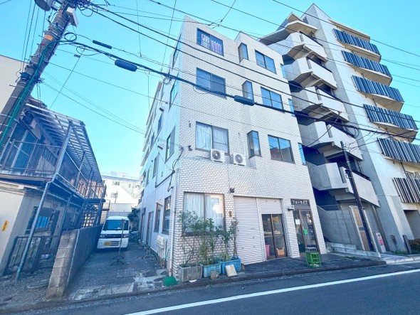 マンション外観。お買い物施設も周辺に多く、生活利便性に優れた立地環境。