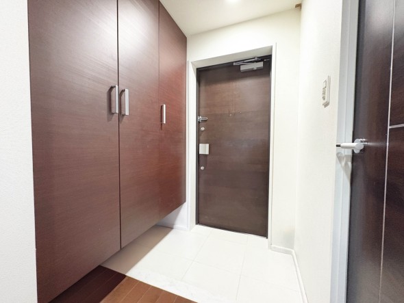 ゆとりある玄関スペース。収納も豊富です。