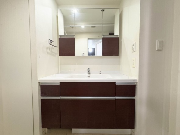 十分な大きさの洗面台は、身だしなみチェックや歯磨きなど、朝の慌ただしい時間でも余裕とゆとりを感じて頂けます。