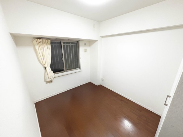 洋室5帖。フローリングの部屋は清潔感があり、日々のお掃除も楽で助かります。