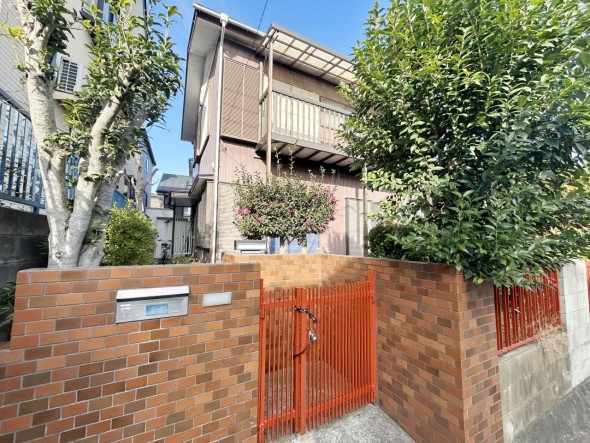 青空広がる解放感ある立地です。