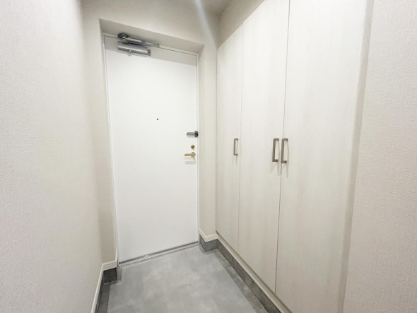 収納豊富な玄関。