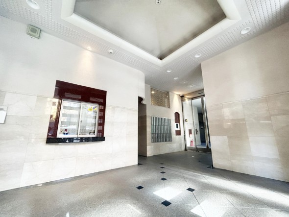 お客様をお迎えするエントランスは落ち着いた雰囲気。