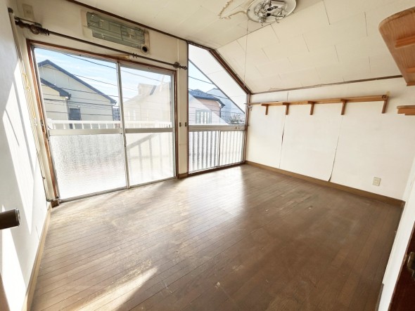 洋室6.3帖。フローリングの部屋は清潔感があり、日々のお掃除も楽で助かりますね！