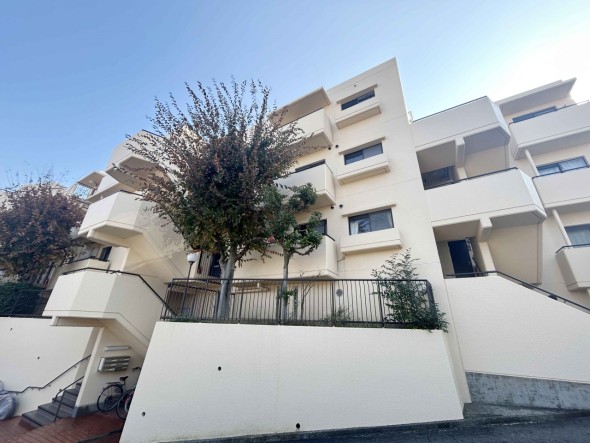 爽やかな青空の下に贅沢なほどに降り注ぐ陽光、豊かな居住性と、クオリティが見事に調和した住空間は、住まうことの喜びを感じさせてくれ