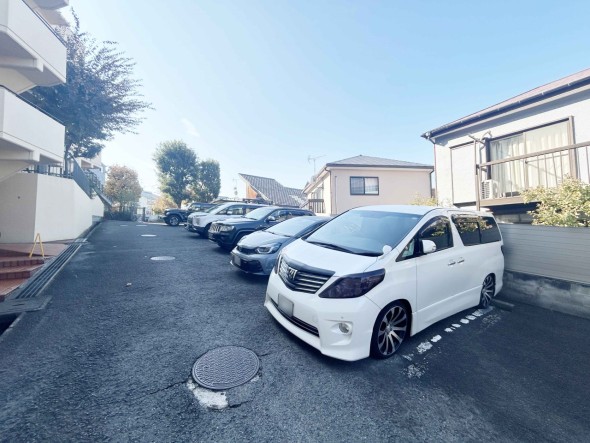敷地内駐車場がございます。空き状況等に関しましてはお気軽にお問い合わせください。