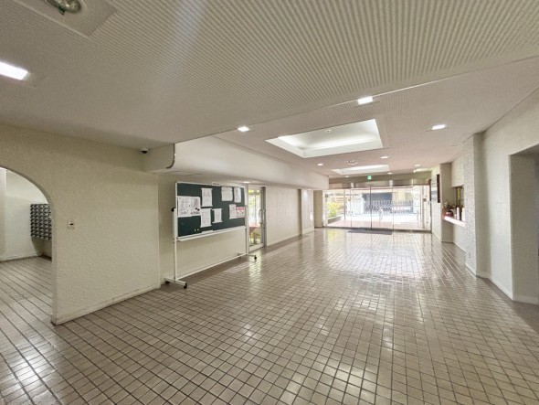 広々としたエントランスホール。