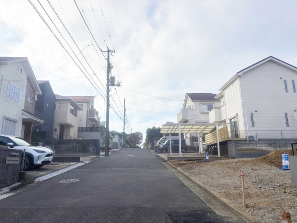 前面道路が広くお車の出し入れもスムーズ