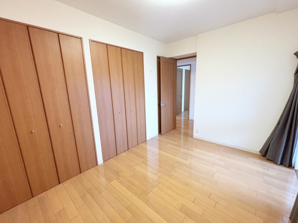 洋室7.5帖。一日の疲れをいやしてくれる主寝室。時を忘れて過ごす場所として過ごせるお部屋です。