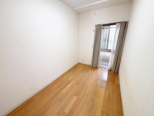 洋室5.5帖。フローリングの部屋は清潔感があり、日々のお掃除も楽で助かります。