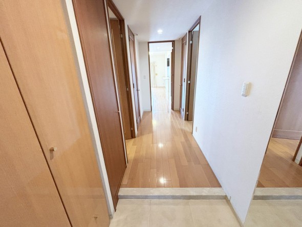 収納豊富な玄関。姿見があるので出かける前の身だしなみチェックができます。