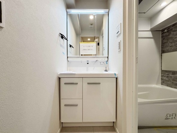 真っ白な洗面台で、気持ちの良い朝を迎えられそうです。