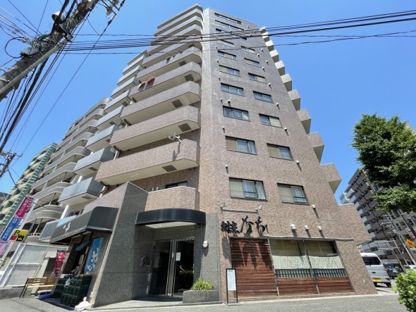 マンション外観。生活利便性に優れた立地環境。