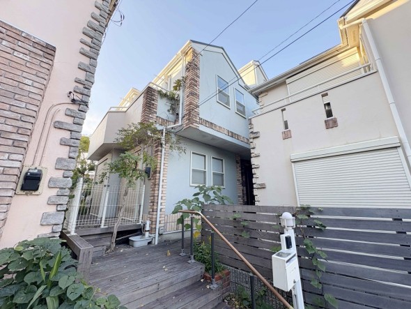 周辺は閑静な住宅街につき落ち着いた環境です。