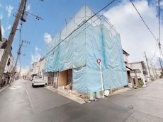 爽やかな青空の下に贅沢なほどに降り注ぐ陽光、豊かな居住性と、クオリティが見事に調和した住空間は、住まうことの喜びを感じさせてくれ