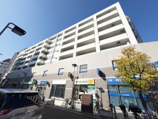 マンション外観。生活利便性に優れた立地環境。