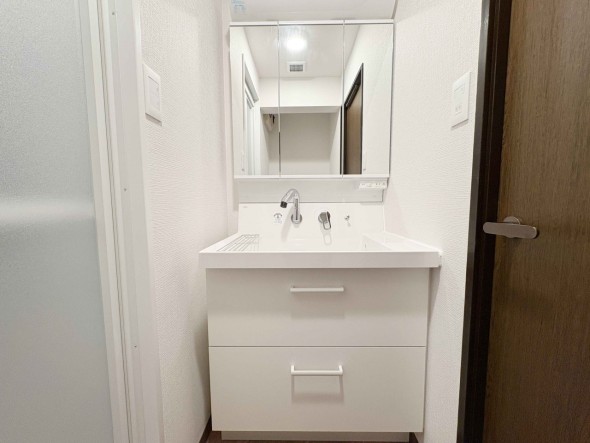 真っ白な洗面台で、気持ちの良い朝を迎えられそうです。