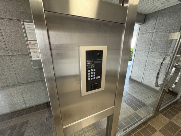 オートロックマンションのため、こちらからインターフォンにて受付をしていただきます。防犯設備がきちんと完備されているのは安心です。