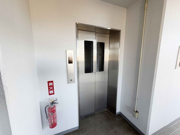 エレベーター付きのマンションです。