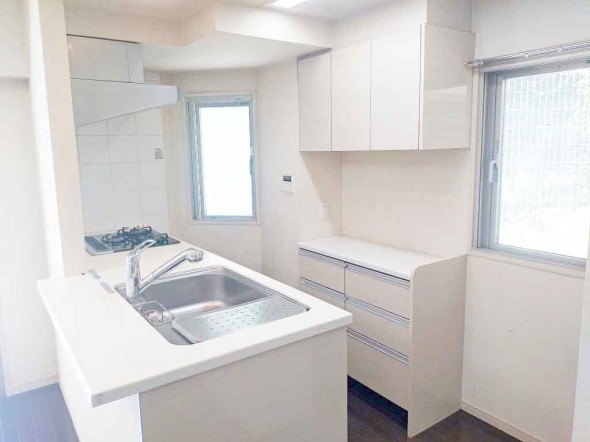 キッチンからはリビング全体が見渡せる設計。 小さなお子様が遊ぶ様子を見守りながらお料理ができますね。