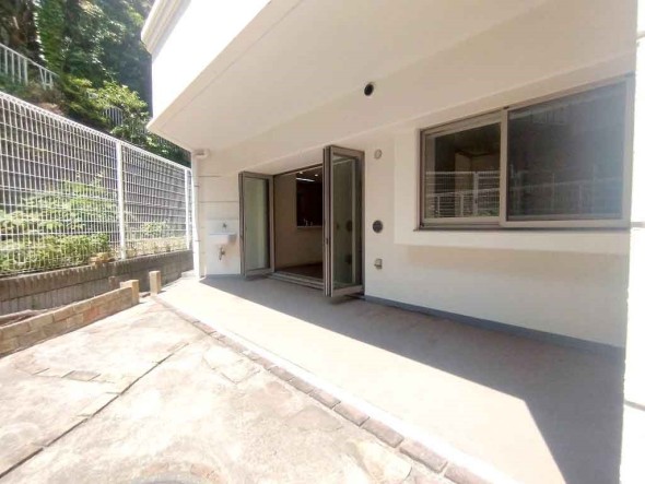 日差しの差し込む広々としたテラス。