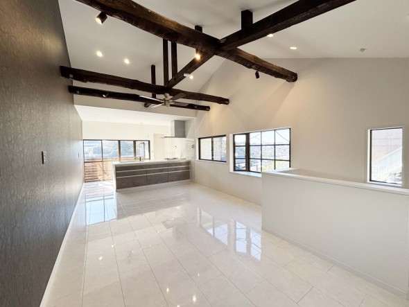 LDK23帖。のびのびとくつろげるリビングは、家族のコミュニケーションの場として、みんなが集まる一番の場所に。