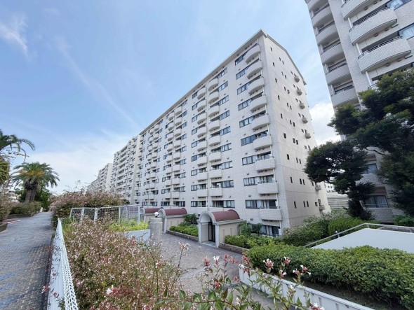 爽やかな青空の下に贅沢なほどに降り注ぐ陽光、豊かな居住性と、クオリティが見事に調和した住空間は、住まうことの喜びを感じさせてくれ