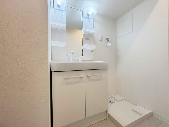 真っ白な洗面台で、気持ちの良い朝を迎えられそうです。