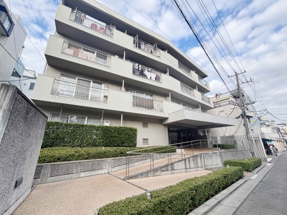 マンション外観。生活利便性に優れた立地環境。