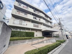 マンション外観。生活利便性に優れた立地環境。