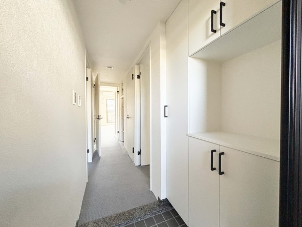 収納豊富な玄関。