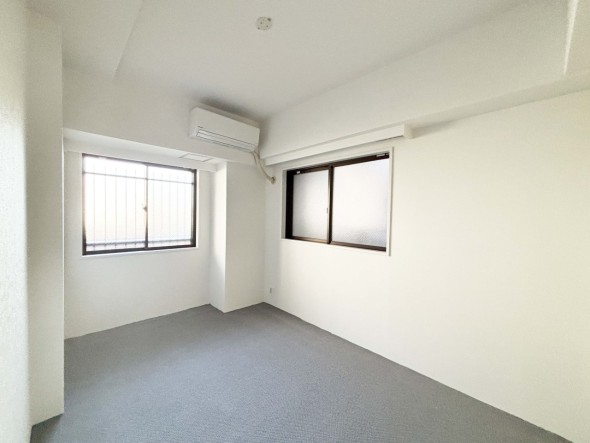 洋室6帖。足音を抑え、静かに過ごせる絨毯敷き。