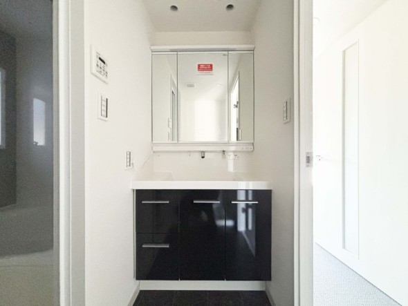 十分な大きさの洗面台は、身だしなみチェックや歯磨きなど、朝の慌ただしい時間でも余裕とゆとりを感じて頂けます。