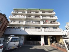 マンション外観。生活利便性に優れた立地環境。