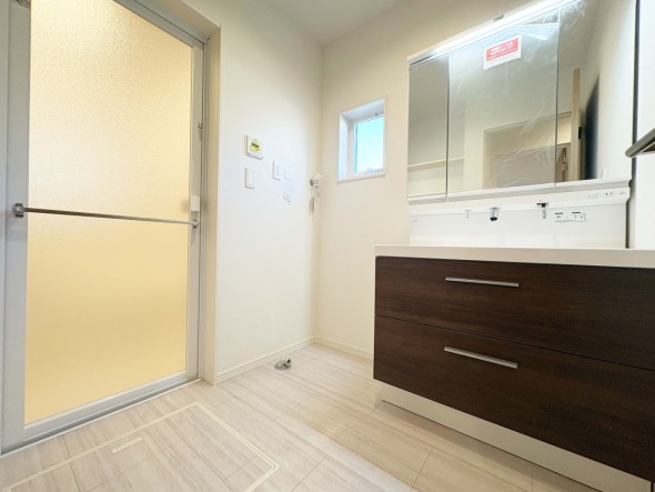 十分な大きさの洗面台は、身だしなみチェックや歯磨きなど、朝の慌ただしい時間でも余裕とゆとりを感じて頂けます。