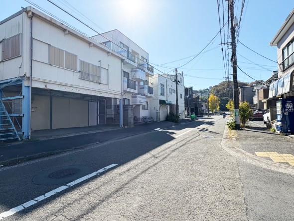 前面道路が広くお車の出し入れもスムーズ