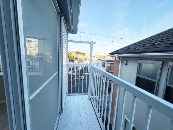 日差しの差し込むバルコニー