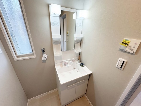 真っ白な洗面台で、気持ちの良い朝を迎えられそうです。