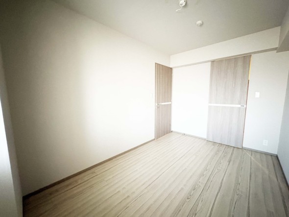 洋室6.5帖。一日の疲れをいやしてくれる主寝室。時を忘れて過ごす場所として過ごせるお部屋です。