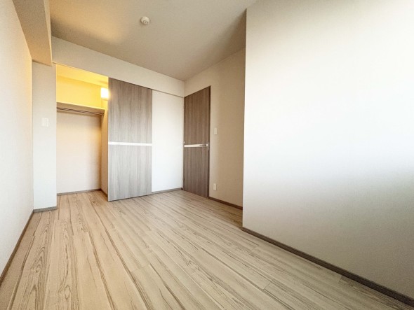 洋室5.5帖。WICがあり収納もしっかり確保しています。