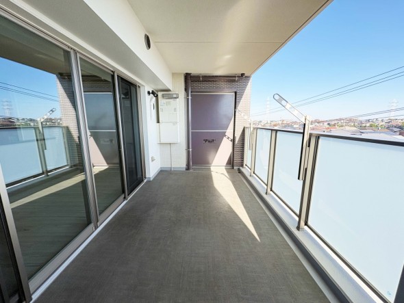 日差しの差し込む広々としたバルコニー。