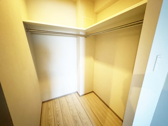 たっぷり入るウォークインクローゼットは奥行きがあるのでたくさん収納できます。